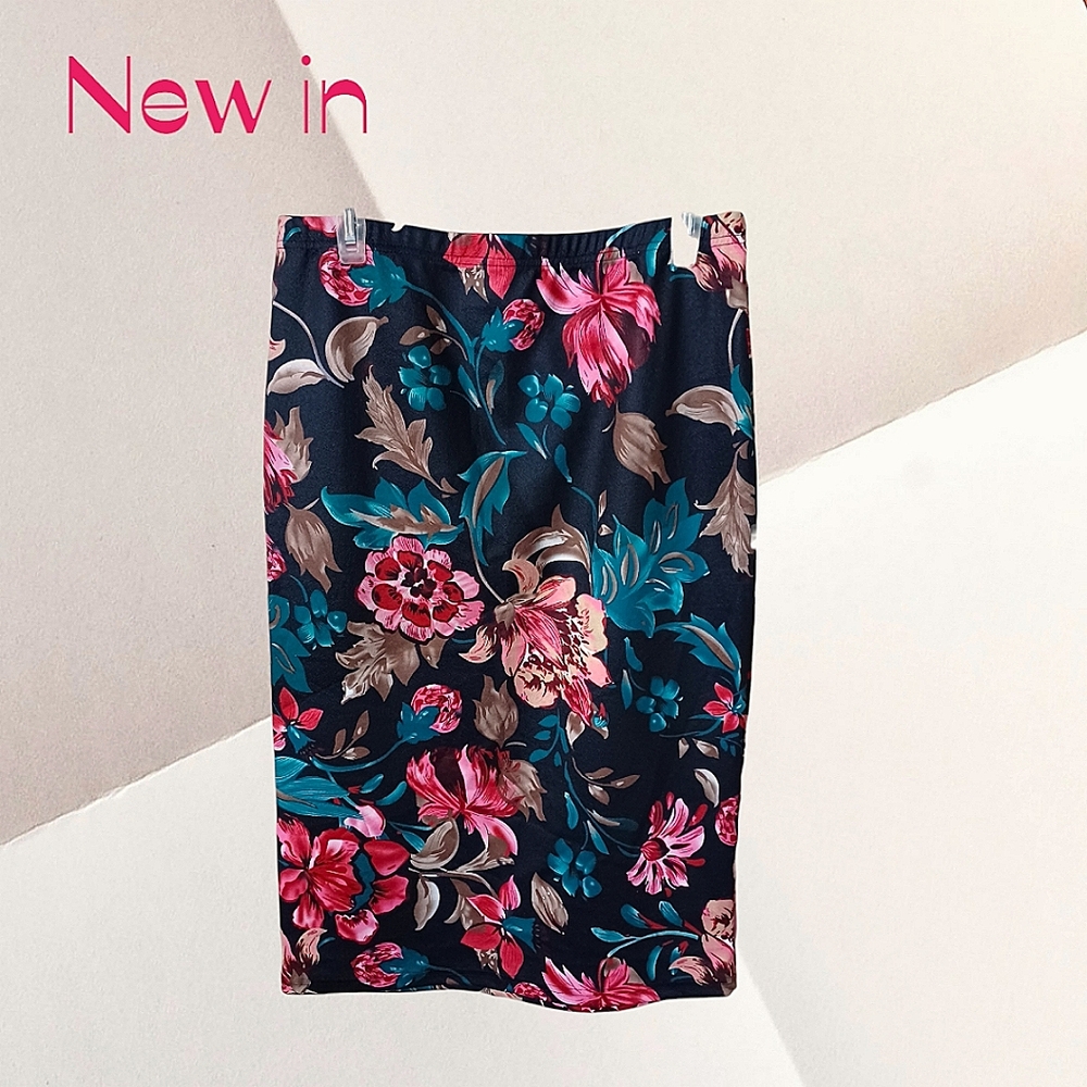 NWOT floral skirt. Size L